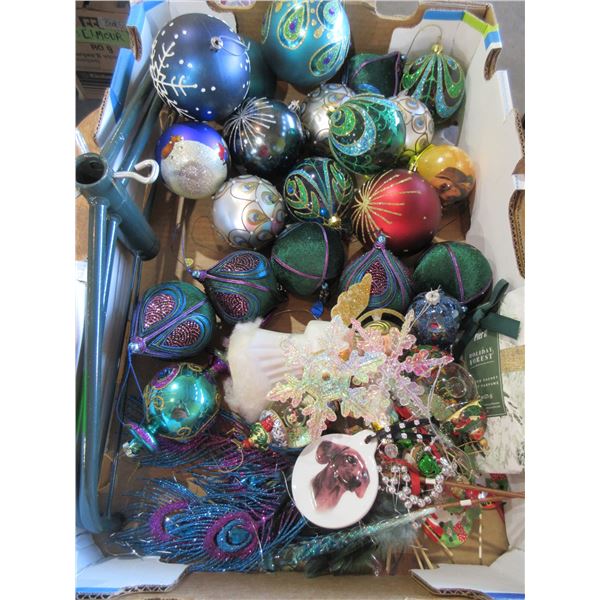 BOX C/W CHRISTMAS DECORATIONS