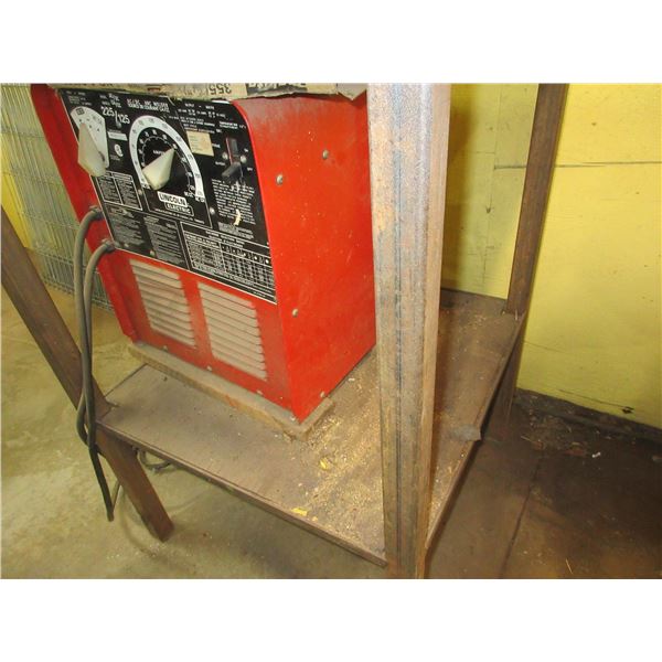 LINCOLN 225/125 ELECTRIC WELDER C/W POSITIVE & NEGATIVE GROUND, 50' STINGER & STAND