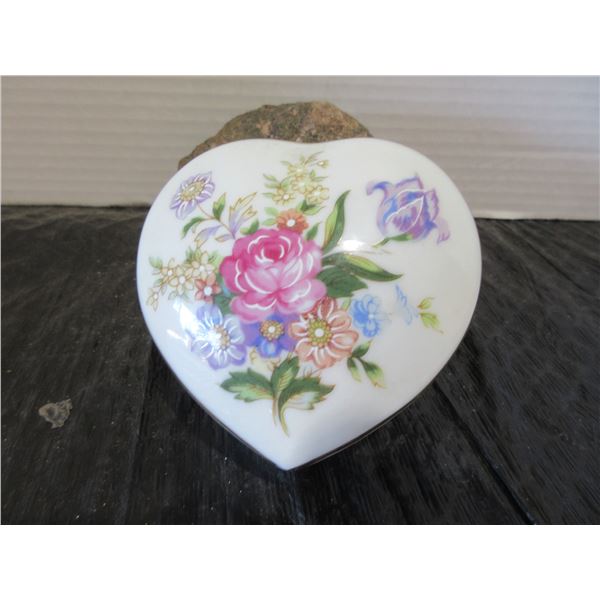 COLLECTABLE:  MUSIC BOXES OF THE WORLD - FRANCE "I LOVE PARIS"