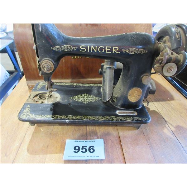 COLLECTABLE:  SINGER SEWING MACHINE & CASE