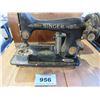 Image 1 : COLLECTABLE:  SINGER SEWING MACHINE & CASE