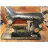 Image 2 : COLLECTABLE:  SINGER SEWING MACHINE & CASE