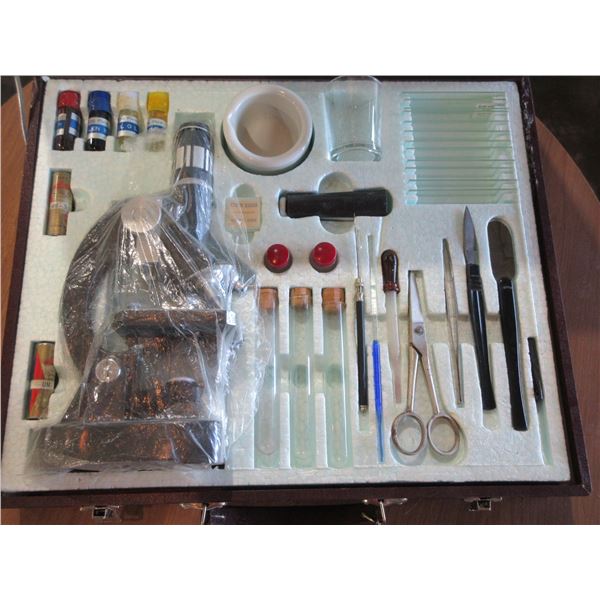 MICROSCOPE SET IN CASE