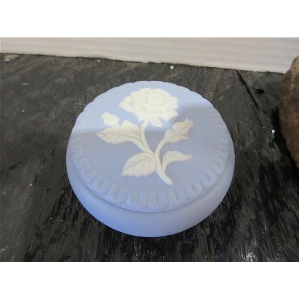 COLLECTABLE:  MUSIC BOXES OF THE WORLD - ENGLAND "GREEN SLEEVES"