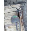 Image 2 : 5 UTILITY TOOLS (RAKE, HOE, FORK, SLEDGE HAMMER, SPADE)