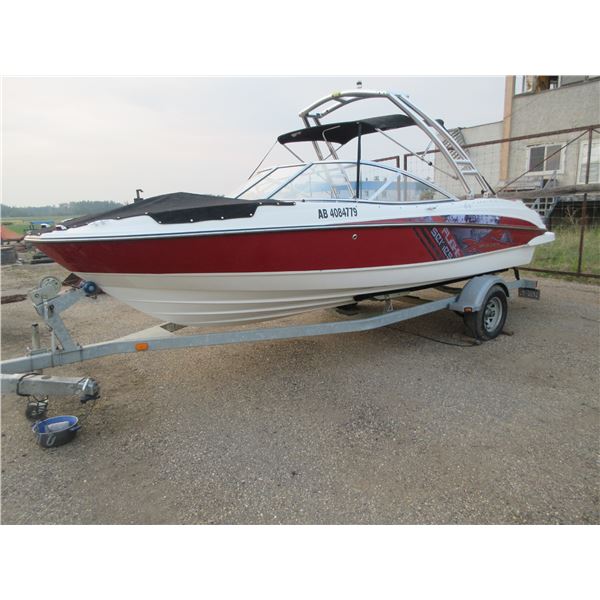 LOCATED IN SLAVE LAKE:  2013 BAYLINER 215 FLIGHT SERIES 21' BOAT