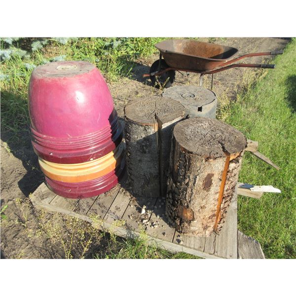 5 - HEAVY PLASTIC FLOWER POTS & 2 WOOD BLOCKS
