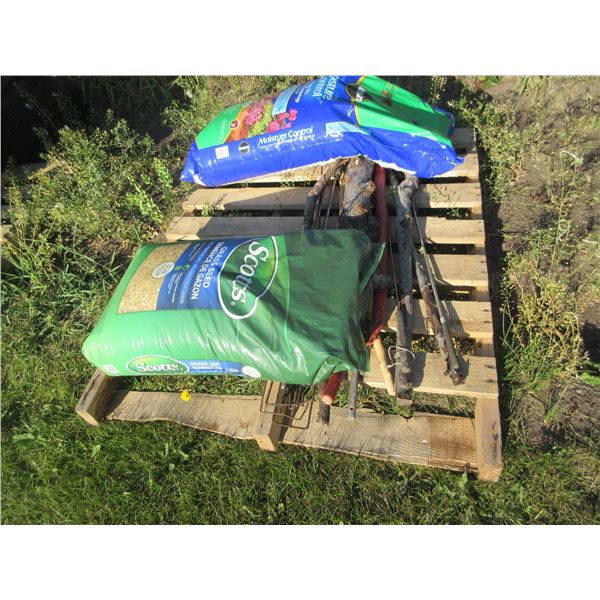 PALLET C/W MIRACLE GROW SOIL (60.5L); SCOTTS GRASS SEED (33 LBS); 6 - BBQ FORKS; HARDWOOD STICKS