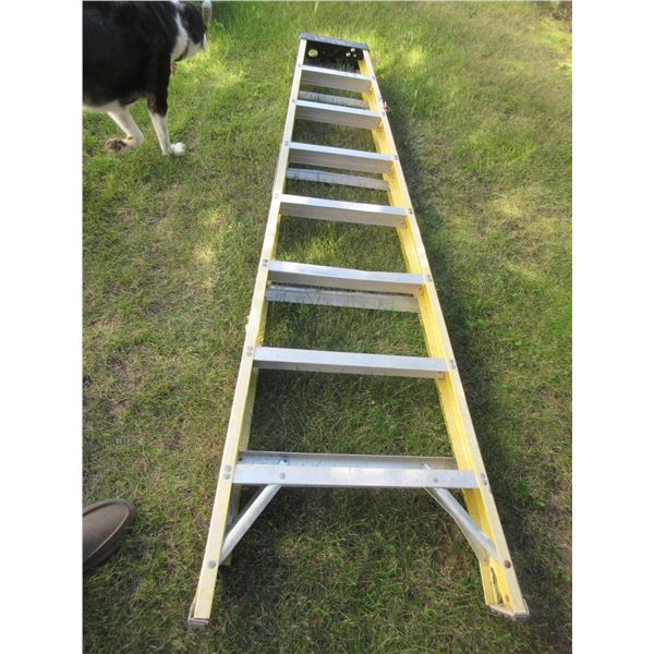 STURDY 8' ALUMINUM/FIBERGLASS STEP LADDER