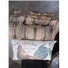 Image 1 : TOTE C/W ASSORTED PILLOWS & THROW CUSHIONS