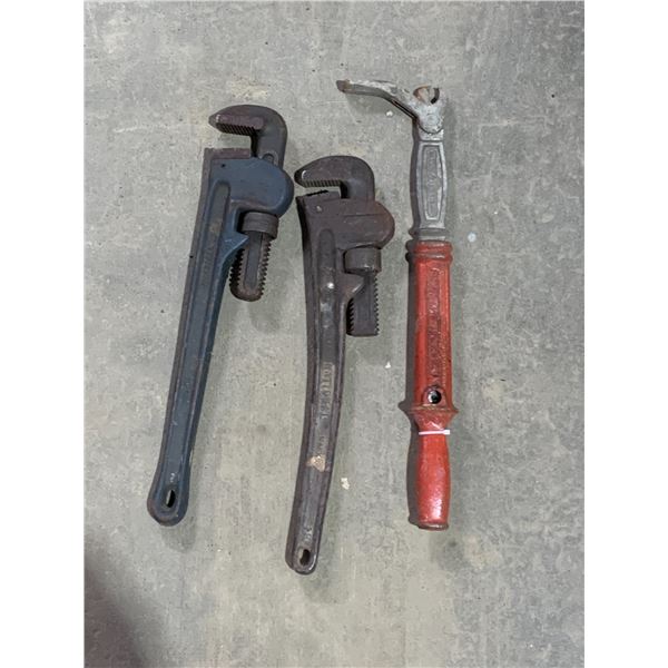 2 - 18" PIPE WRENCHES; NAIL PULLER