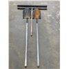 Image 1 : 2 SHOVELS, PUSH BROOM/SQUEEGEE