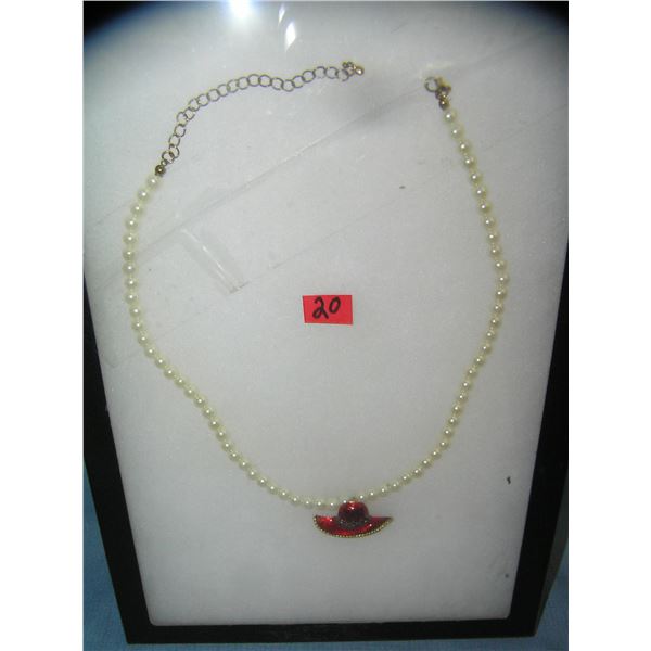 Costume jewelry pearl retro style necklace