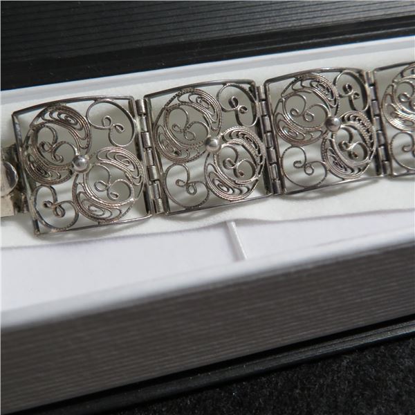 Beautiful vintage 835 Silver bracelet.  Very intricate details!  Marked 835 (83.5% silver)