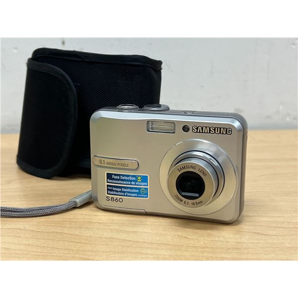 Samsung Digital Camera S860 with Bag 8.1 Megapixel - Uses AA batteries, see all photos