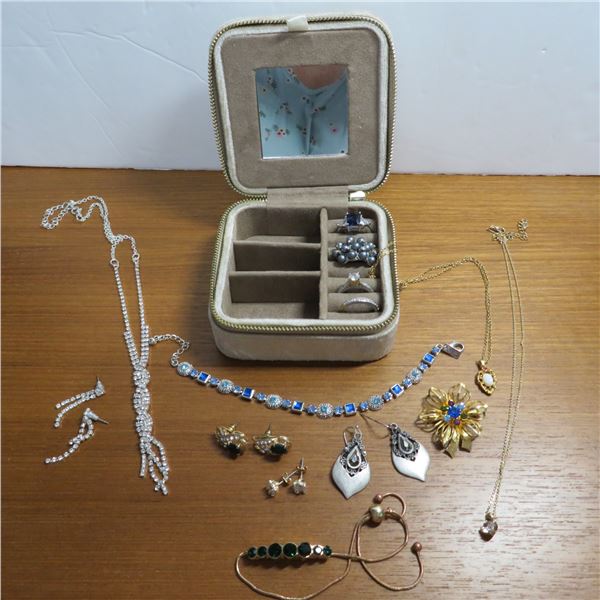 Lot of jewelry in a travel case - see description and photos