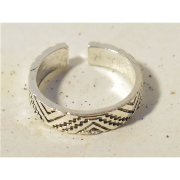 9)  ENGRAVED SILVER TONE SIZE 7.5 OPEN