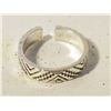 Image 1 : 9)  ENGRAVED SILVER TONE SIZE 7.5 OPEN