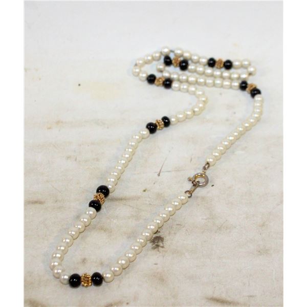 WHITE & RED BEADED NECKLACE