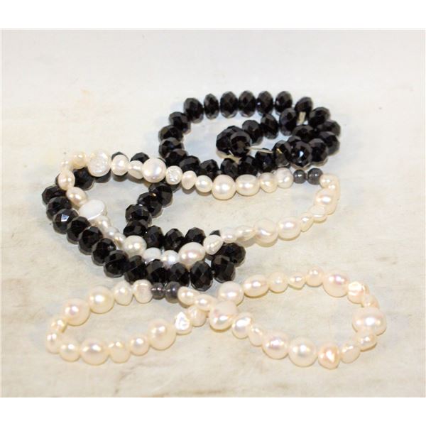 BLACK AND WHITE BEADED DOUBLE LOOP BRACELET