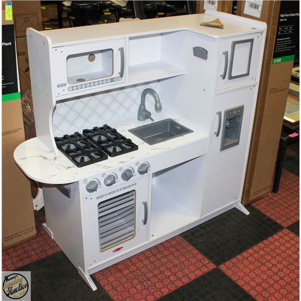 NEW ASSEMBLED MELISSA AND DOUG PLAY KITCHEN