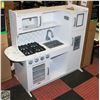 Image 1 : NEW ASSEMBLED MELISSA AND DOUG PLAY KITCHEN