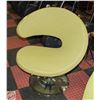 Image 1 : SHOWROOM FLOOR MODEL CID RORY 26" SWIVEL