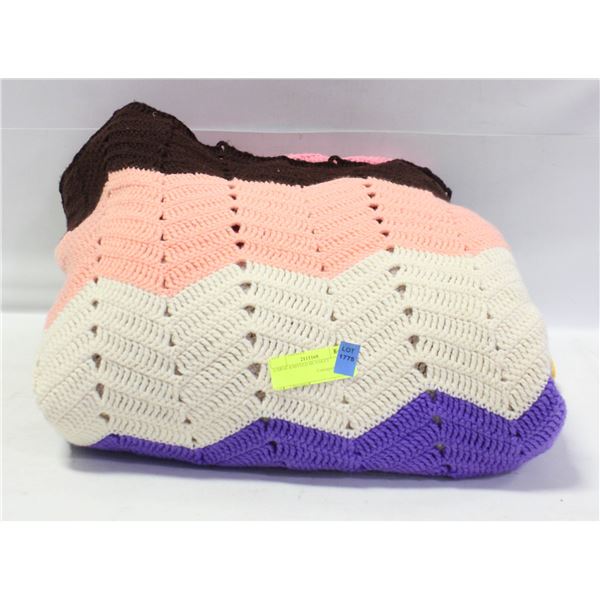 LARGE KNITTED BLANKET