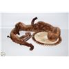 Image 1 : VINTAGE 3 MINK SCARF WITH FUR DISPLAY MAT