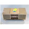 Image 1 : VINTAGE RADIO SHAPED JEWELRY BOX (PLAYS MUSIC)