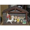 Image 1 : Wooden manger with 11 figures