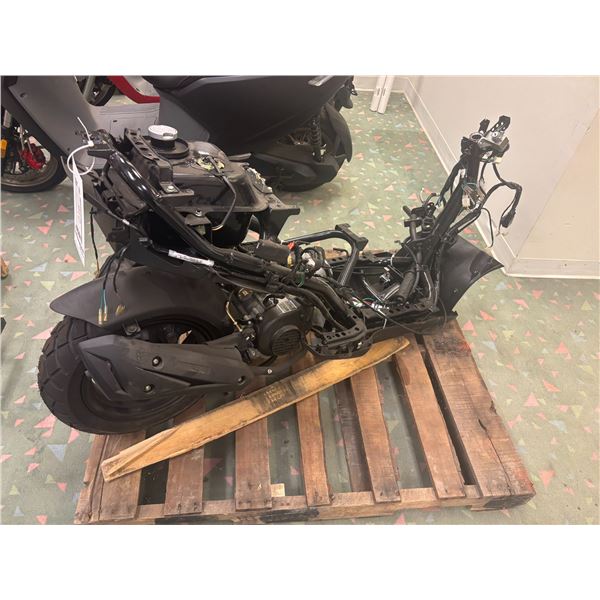 SCOOTER *CADRE, MOTEUR ET 1 ROUE SEULEMENT*