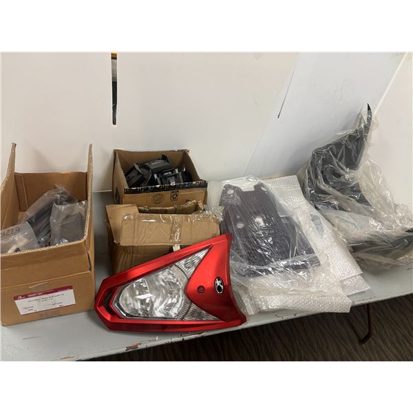 LOT: 40+ PIÈCES DE CARROSSERIE DE MOTOCROSS (PLASTIQUE) ASST