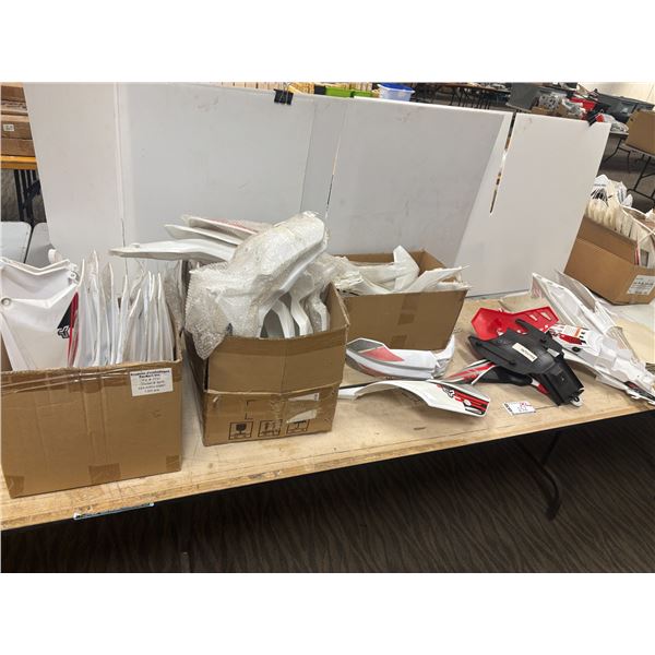 LOT: 50+ PIÈCES DE CARROSSERIE DE MOTOCROSS (PLASTIQUE) ASST