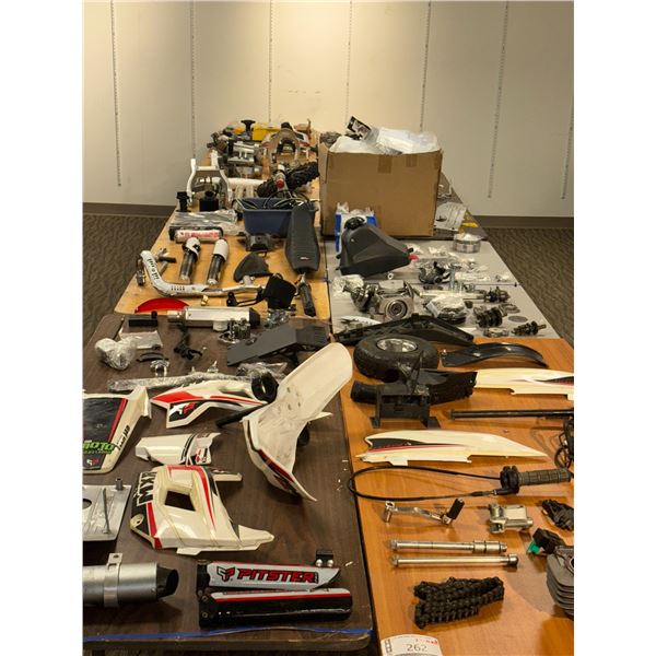 LOT: 100+ PIÈCES DE MOTO ASST (PEUT CONTENIR DES PIÈCES USAGÉES)