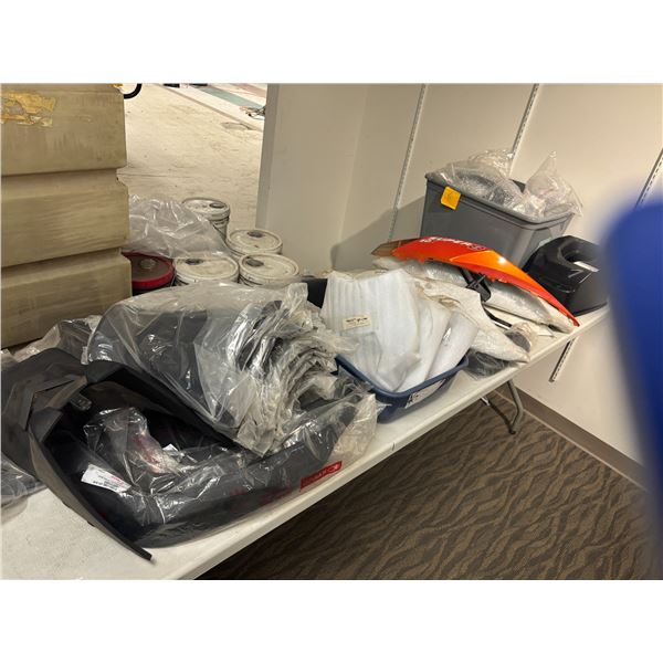 LOT: 50+ PIÈCES DE CARROSSERIE DE MOTOCROSS (PLASTIQUE) ASST