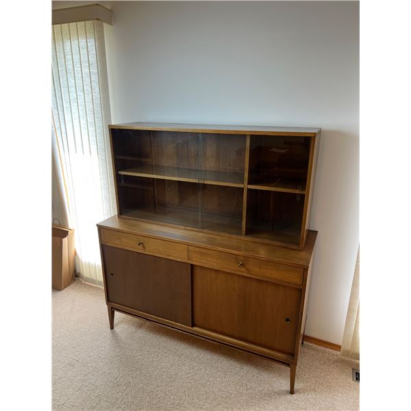 Paul McCobb Mid-Century Modern China Cabinet