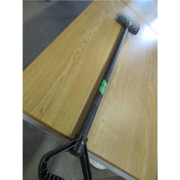 ESTATE:  D-HANDLE SCRAPER