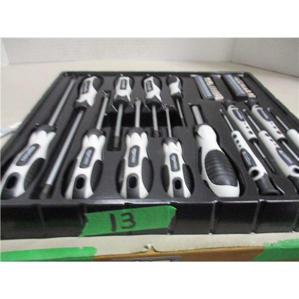 NEW:  34 PIECE MAGNETIC TIP SCREWDRIVER & BIT TOOL SET