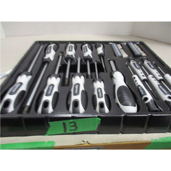 NEW:  34 PIECE MAGNETIC TIP SCREWDRIVER & BIT TOOL SET