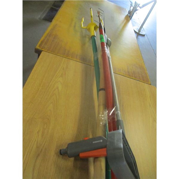 BUNDLE C/W ASSORTED GARDEN TOOLS