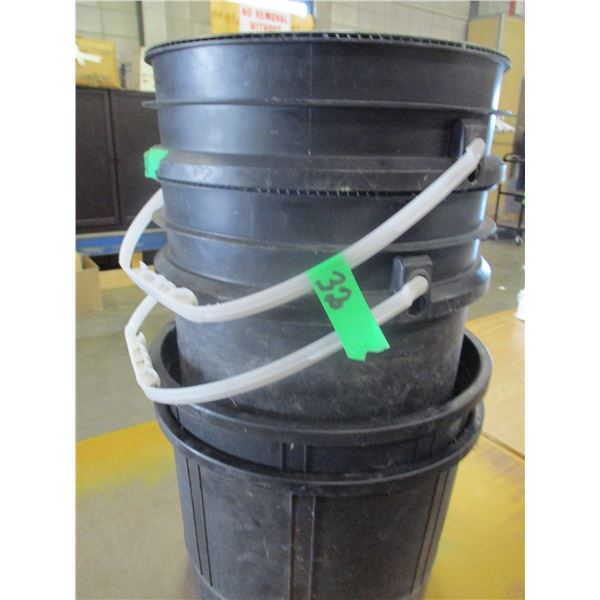 ESTATE:  4 - 5 GALLON PLASTIC PLANT POTS