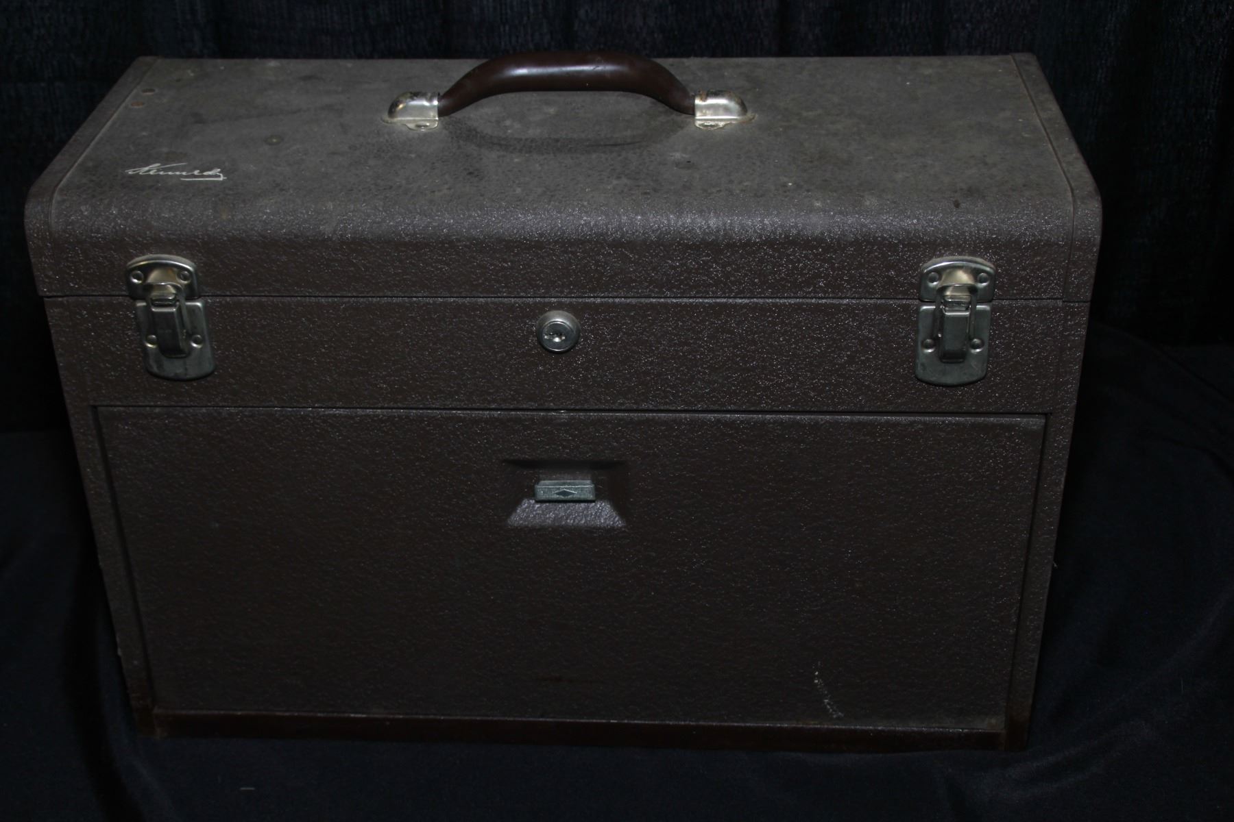 Kennedy machine-ist tool/tackle chest with key