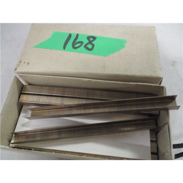 BOX C/W 5/16 STAPLES