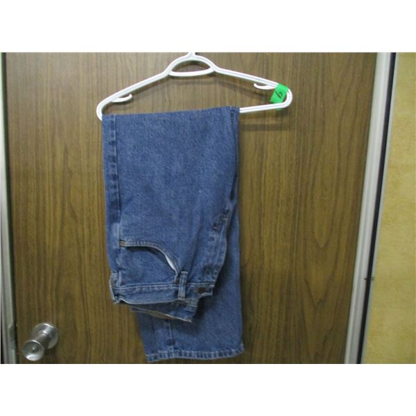 WRANGLER LADIES JEANS (SIZE 34 X 32)