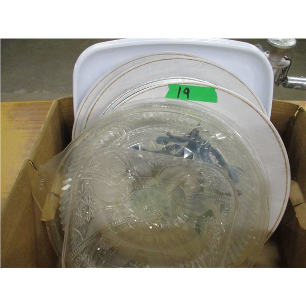 BOX C/W PLASTIC PLATTERS & LIDS