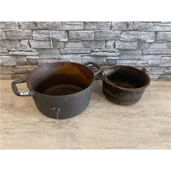 Lot of 2 Cast Iron Pots - Lagostina 7.6L (Bigger Pot)