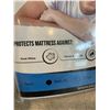 Image 2 : Utopia Bedding Waterproof and Breathable Terry Top Mattress Protector Twin XL