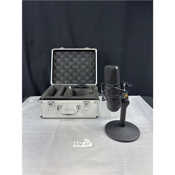 Maono Broadcast Microphone w/ Case, Cables and Pop Sheilf