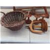 Image 2 : Spinning Wheel with 4 Bobbins in Willow Basket